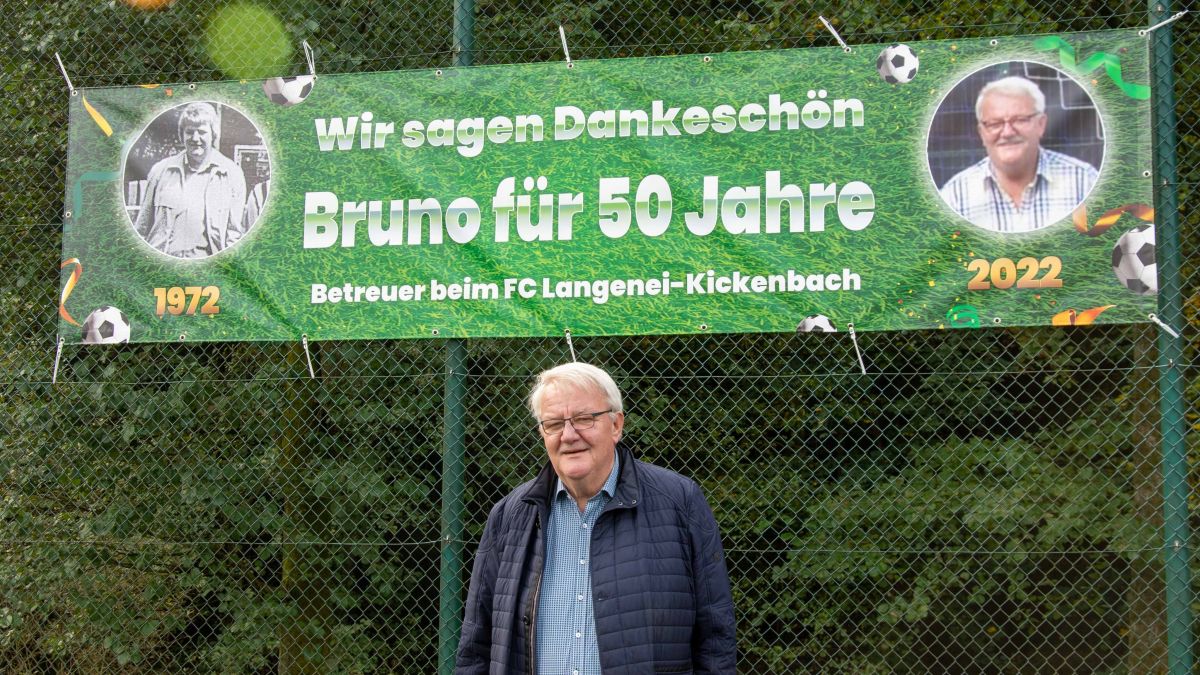 Bruno Hennecke betreut die zweite Mannschaft des FC Langenei-Kickenbach inzwischen seit 50 Jahren. von Nils Dinkel