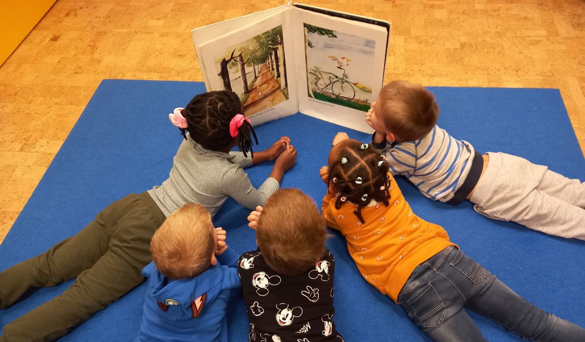 Das Sprachverständnis der Kinder wird durch das Anschauen von Büchern gefördert. von Arche Noah Finnentrop
