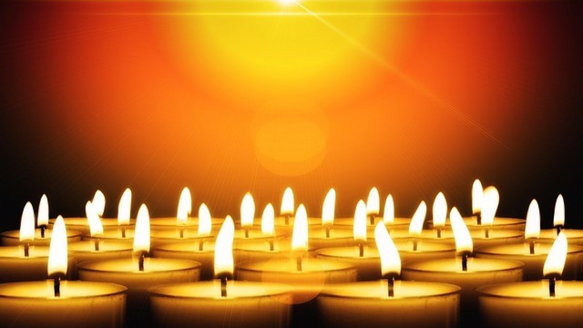Bei dicht zusammenstehenden Kerzen können die Flammen ineinander übergreifen und zu einer großen Flamme werden. von Pixabay / Gerd Altmann