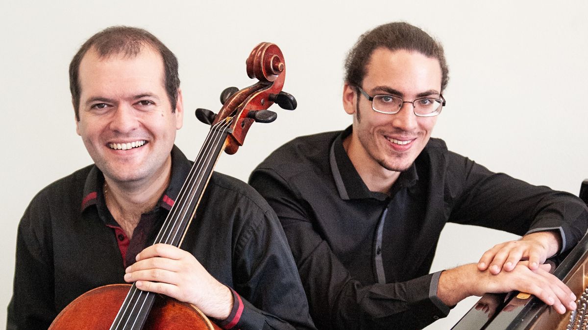 Das Künstlerduo Yevhenii Motorenko (Steinway-Flügel) und Alexander Dimitrov (Cello). von Alexander Dimitrov