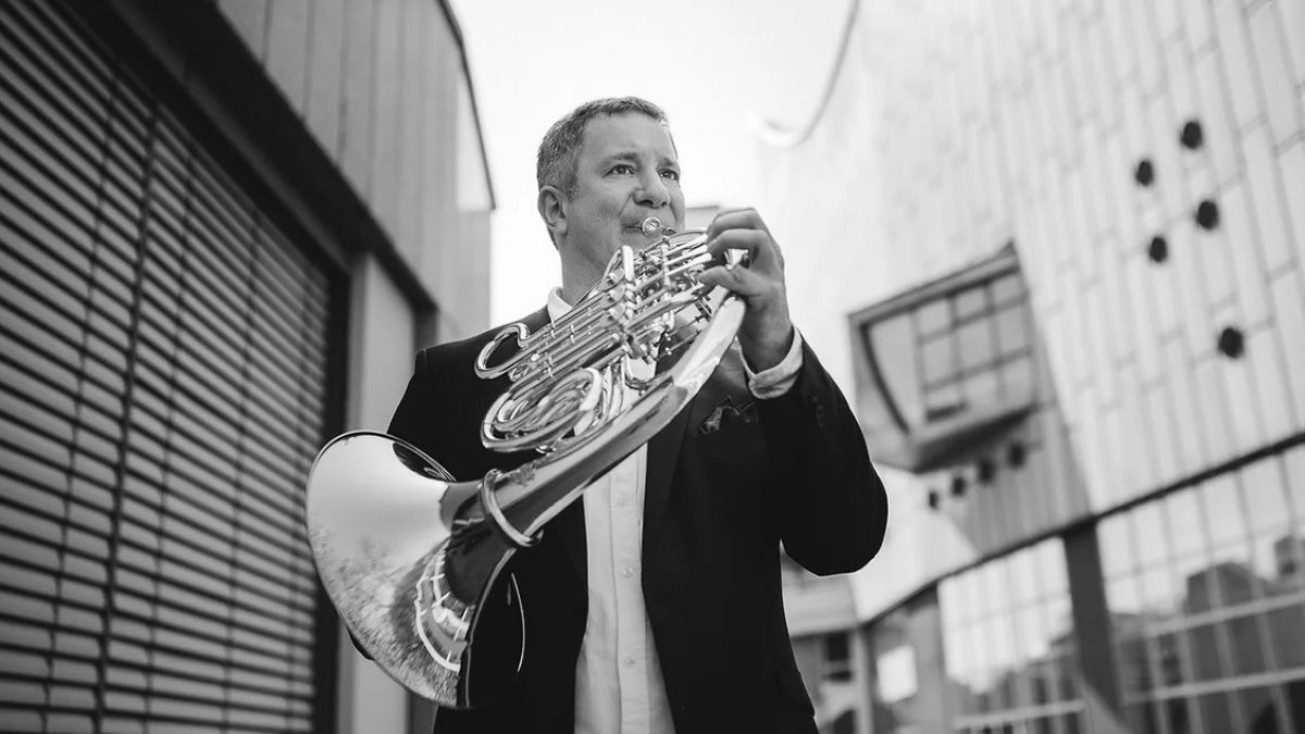Der Hornsolist Stefan Dohr wird zum 23. Sauerland-Herbst in der Festhalle Finnentrop mit der virtuosen Spielweise seines Blechblasinstruments begeistern. von Simon Pauly
