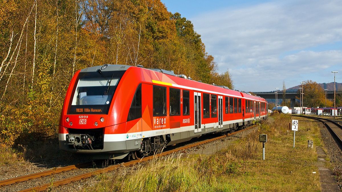 Ein Zug der Oberbergischen Bahn RB 25 bei der Einfahrt in den Bahnhof Dieringhausen. von bahnbilder.de/Armin Schwarz