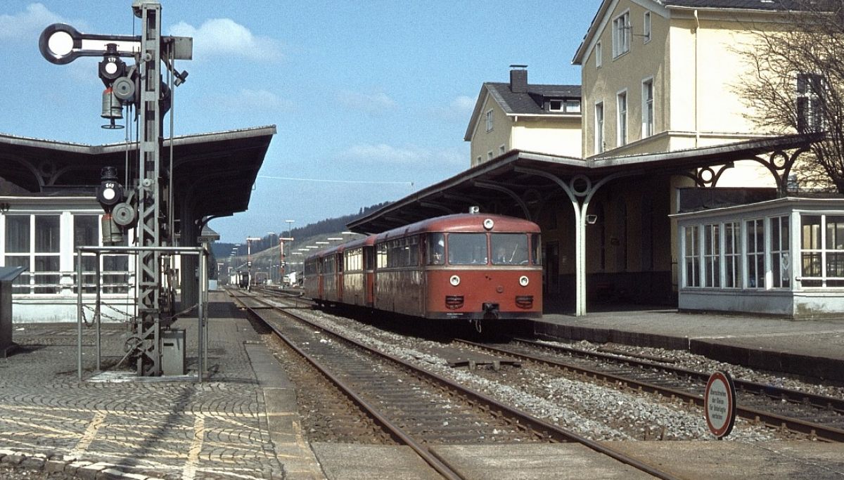 Lange ist es her: ein Schienenbus im Bahnhof Olpe. Bis Ende 1979 gab es Personenzüge zwischen Olpe und Dieringhausen. von Bahnbilder.de/Markus Engel