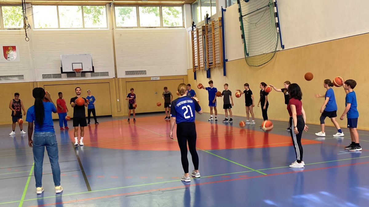 Mehr als 80 Sporthelfer aus neun Schulen nahmen am Sporthelfer-Forum in der Wendener Gesamtschule teil. von privat