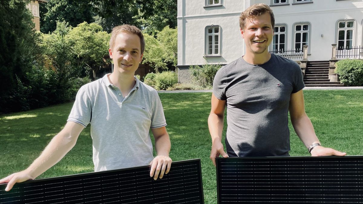 Die beiden Ingenieure Kai Heimann und Markus Köhler mit Photovoltaikmodulen für den Balkon. von WATT’s los – Köhler & Heimann OHG