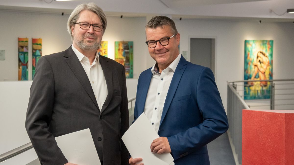 Andreas Rauers (links) und Antonius Menne haben Dienstjubiläum bei der Sparkasse. von Sparkasse ODW