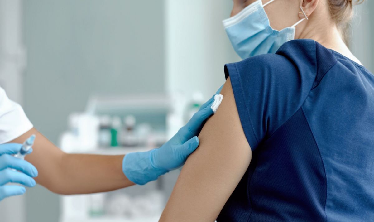 Experten gehen davon aus, dass die Grippewelle wieder heftiger ausfallen könnte. Deshalb empfiehlt die AOK die Grippeschutzimpfung. von AOK/hfr.