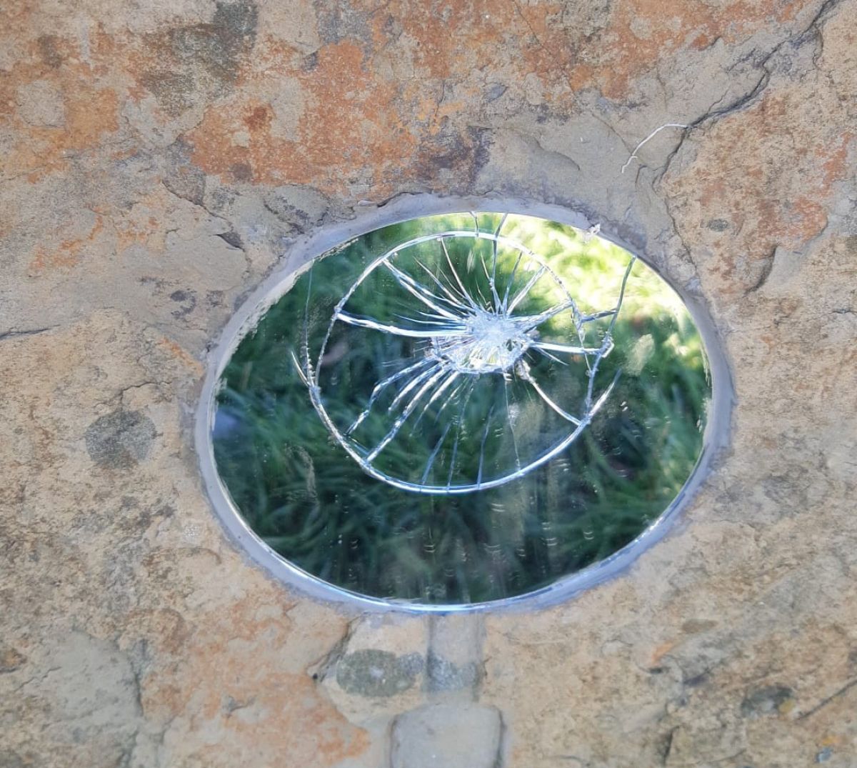 Der Spiegel an einer Stele wurde zerbrochen. von privat