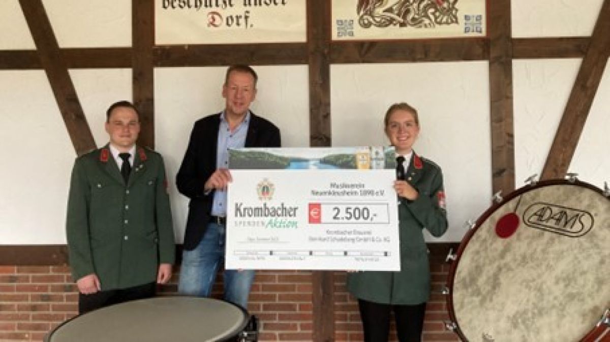Bei der symbolischen Spendenübergabe: Moritz Aßmann (Beisitzer), Thomas Rullich (Repräsentant der Krombacher Brauerei) und Zoe Heite (von links). von privat