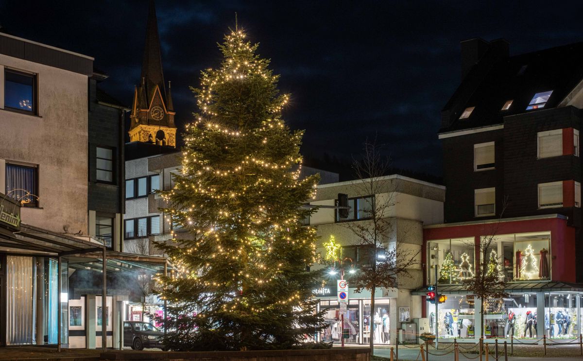 Der große Weihnachtsbaum an der Ecke ist fast schon ein Wahrzeichen von Altenhundem. In diesem Jahr wird er nicht aufgestellt. von Nils Dinkel
