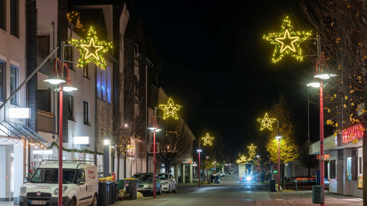 Auf den großen Weihnachtsbaum verzichtet der Aktionsring in diesem Jahr, die Weihnachtssterne werden jedoch komplett aufgehängt und jeder zweite soll leuchten. von Nils Dinkel