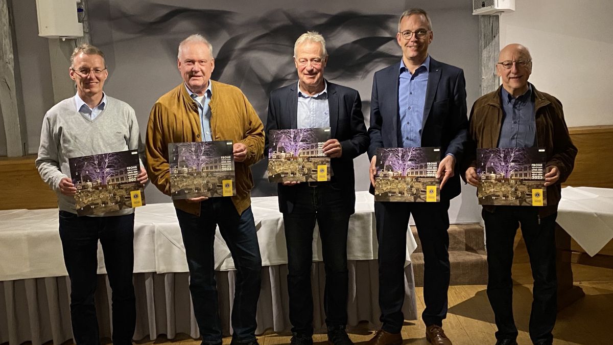 Der Lions Club Hansestadt Attendorn startet den Verkauf seiner Adventskalender: Klaus Hesener, Thomas Feldmann, Martin Diller, Bernd Griese und Ludger Droege (v.l.) von privat