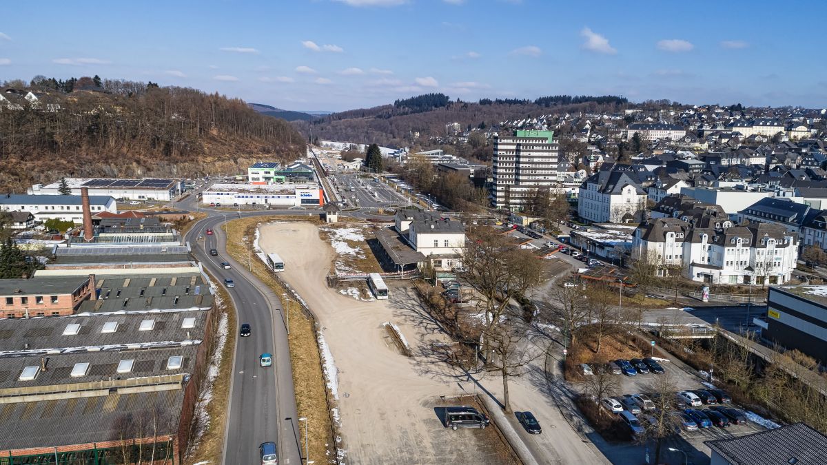 Luftaufnahme des Planbereichs rund um den alten Bahnhof: Hier soll im Rahmen des ISEK ein neues Bigge-Quartier entstehen. von Kreisstadt Olpe