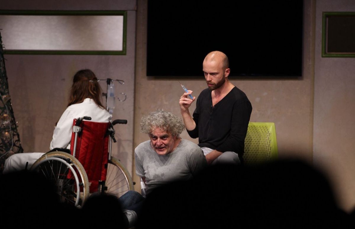 Das Theaterstück „Der Seelenbrecher“ wurde jetzt von Berliner Schauspielern in der Festhalle Finnentrop aufgeführt. von Kulturgemeinde Finnentrop