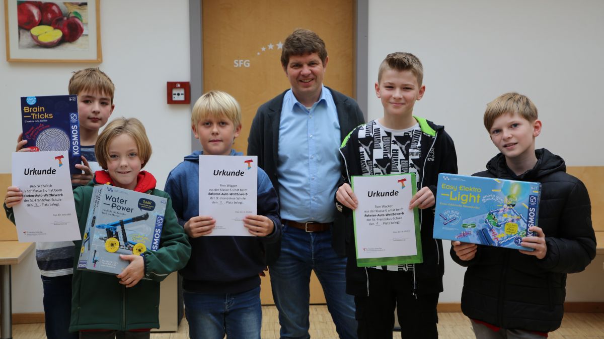Die ersten drei Plätze des diesjährigen Raketen-Autowettbewerbes an der St. Franziskus Schule Olpe (v. l.): Janne Dietrich (Platz 3), Ben Weiskirch und Finn Wigger (Platz 2) und Tom Wacker und Leo Haupt (Platz 1). von privat
