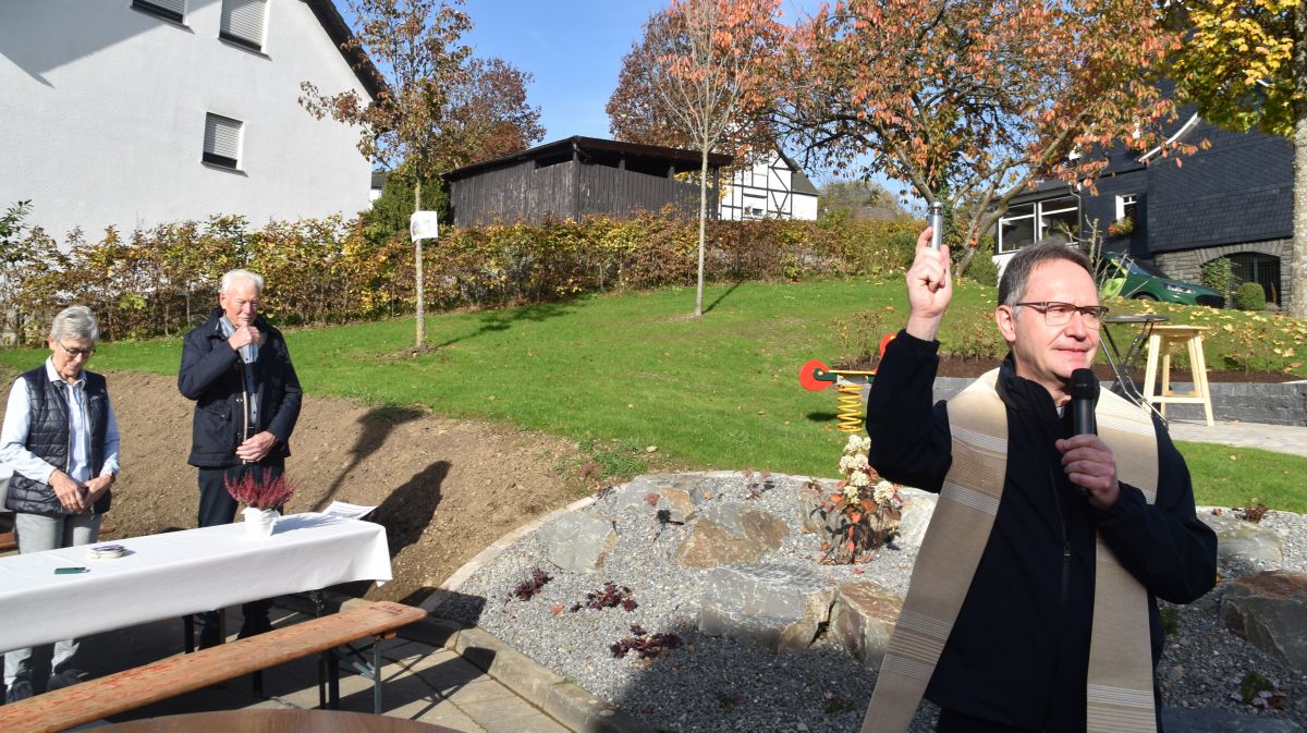 Bei bestem Wetter segnete Pfarrer Johannes Hammer den Dorfplatz. von Nicole Voss