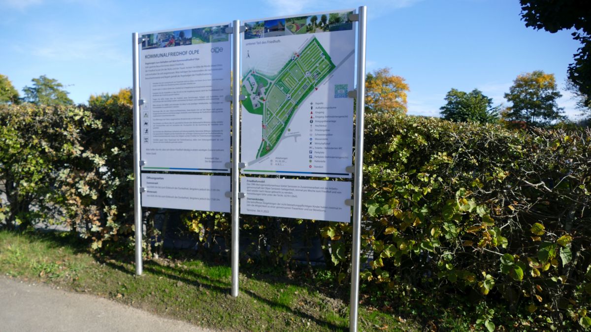 Mit den neuen Schildern sollen sich Besucher besser auf dem Olper Friedhofsgelände orientieren können. von Kreisstadt Olpe