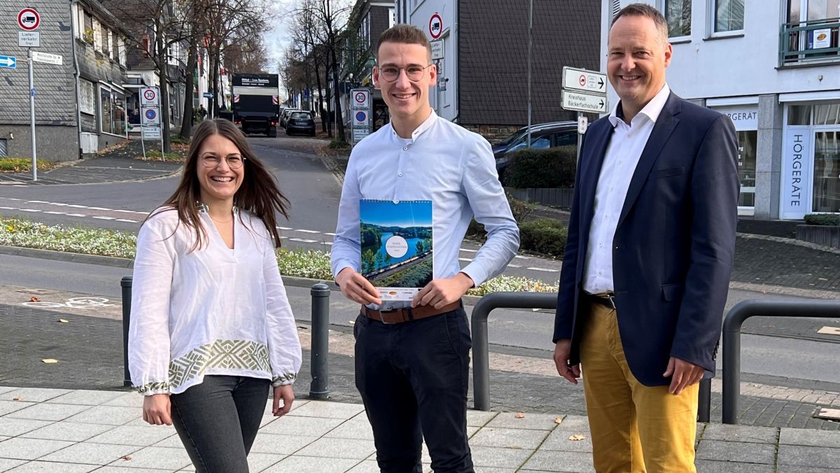 Klarissa Hoffmann, Frederik Döppeler und Bürgermeister Peter Weber mit dem neuen Kalender. von Kreisstadt Olpe