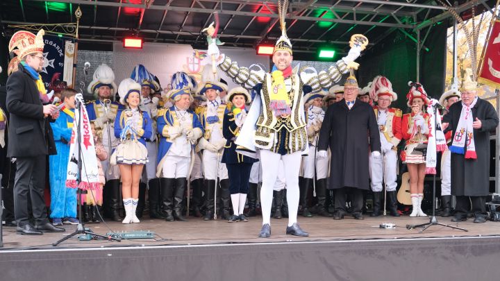 Die Attendorner Karnevalsgesellschaft freut sich mit Prinz Juan Félix und gut gelaunten Jecken auf...