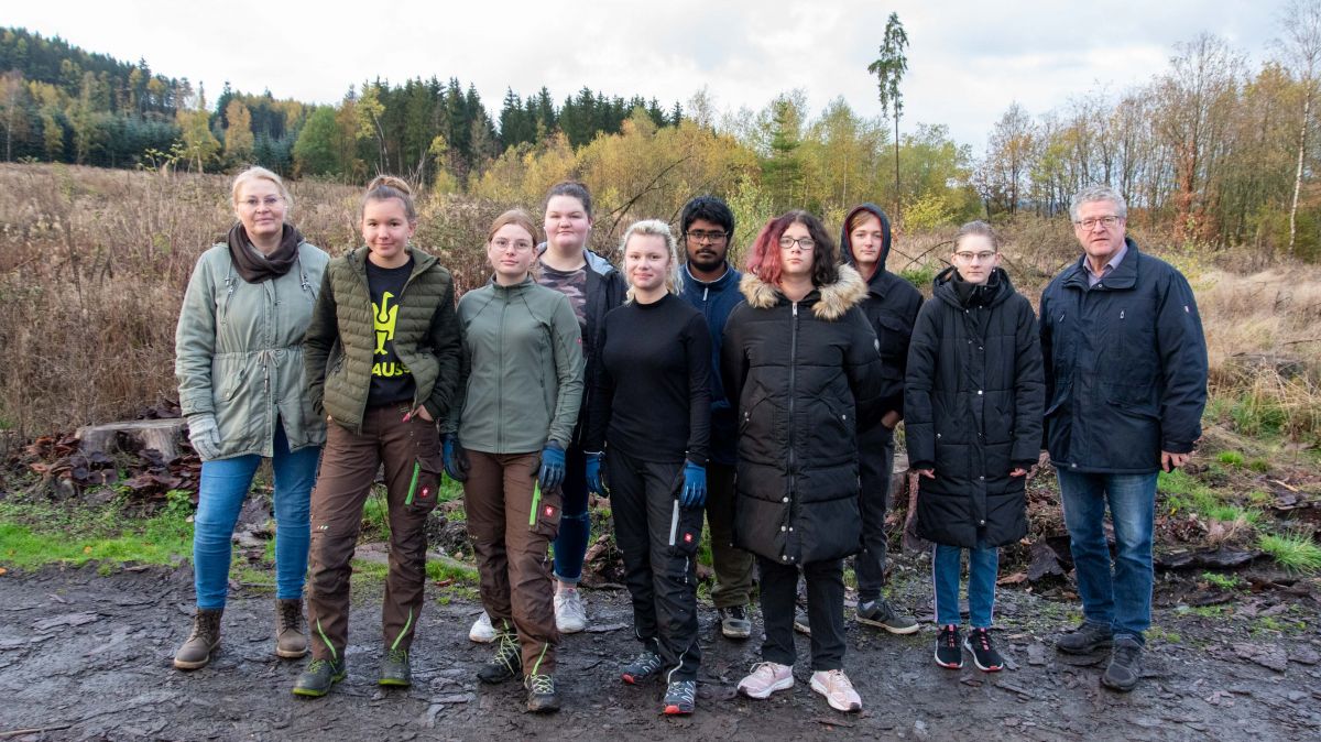 Die erste Baumpflanzaktion der Sekundarschule Hundem-Lenne (Standort Kirchhundem) fand am Freitag, 4. November, statt. von Nils Dinkel