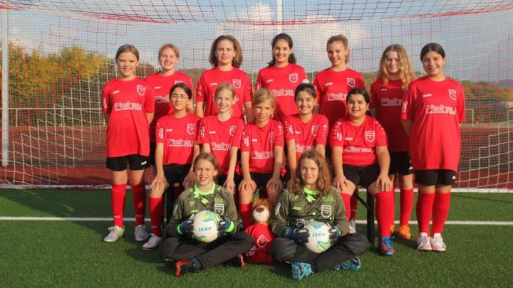 Die D-Juniorinnen des FC Finnentrop, zwei der Mädchen sind durch den TdM 2021 Fußballerinnen...