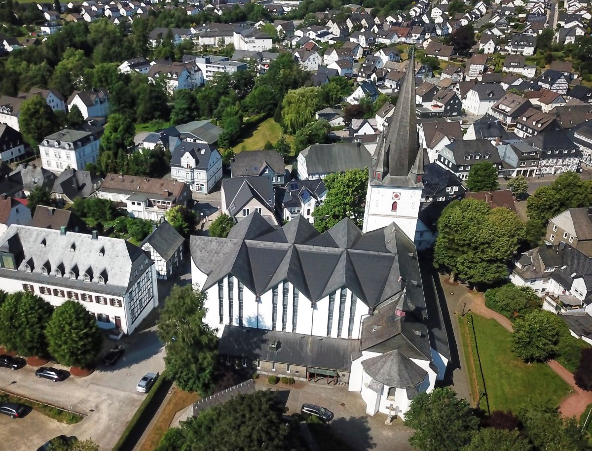 Die Pfarrkirche im Zentrum von Drolshagen. von Thomas Fiebiger
