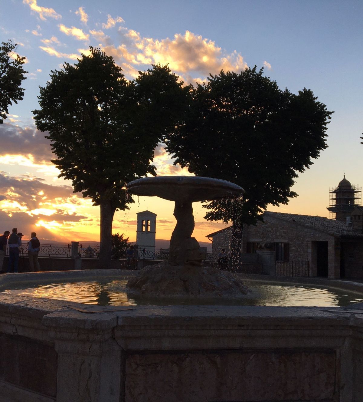 Der Brunnen vor Santa Chiara bei Sonnenuntergang. von privat