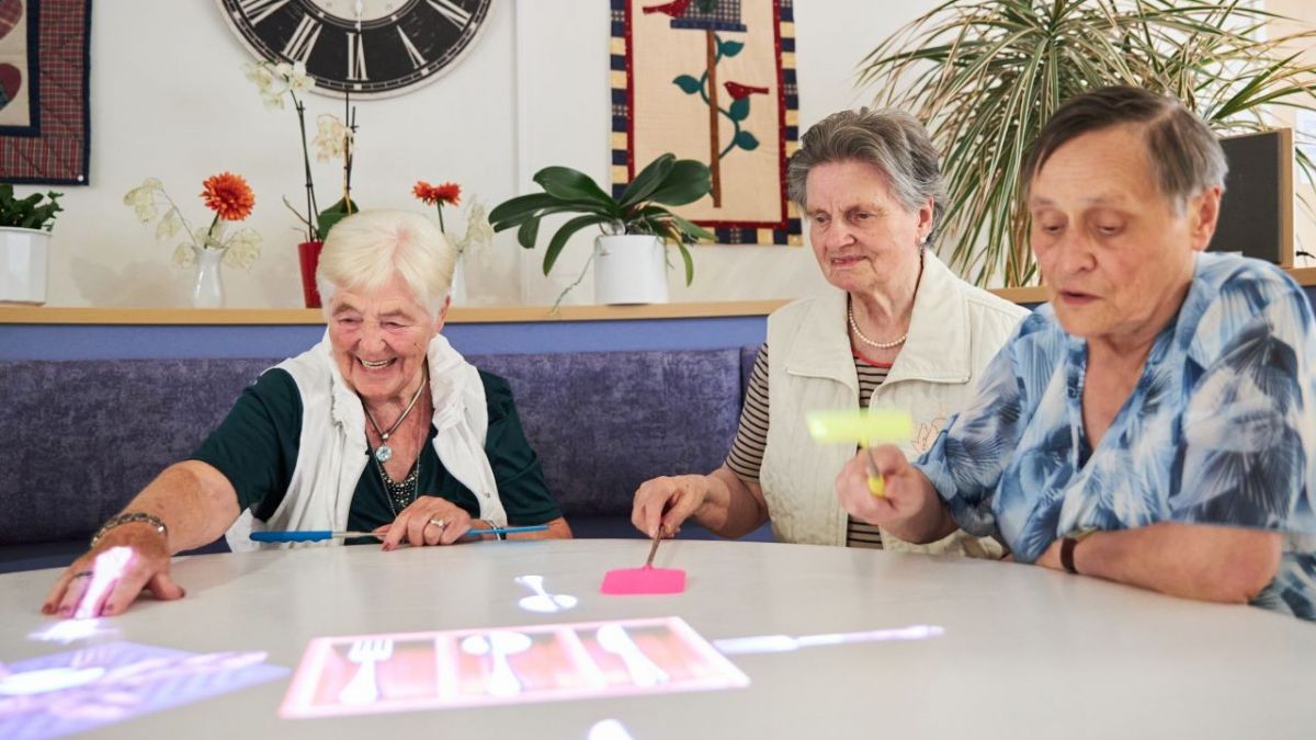 Viel Spaß mit der Tovertafel haben diese drei Bewohnerinnen des St.-Franziskus-Seniorenhauses in Elspe. von privat