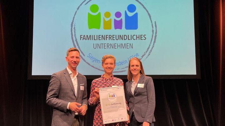 Landrat Andreas Müller übergibt das Zertifikat „Familienfreundliches Unternehmen“ an Liv...