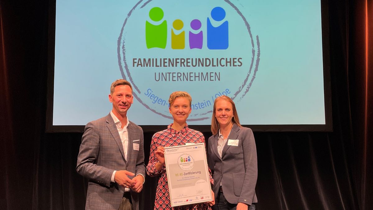 Landrat Andreas Müller übergibt das Zertifikat „Familienfreundliches Unternehmen“ an Liv Behle und Judith Hörner von der Krombacher Brauerei. von Krombacher Brauerei