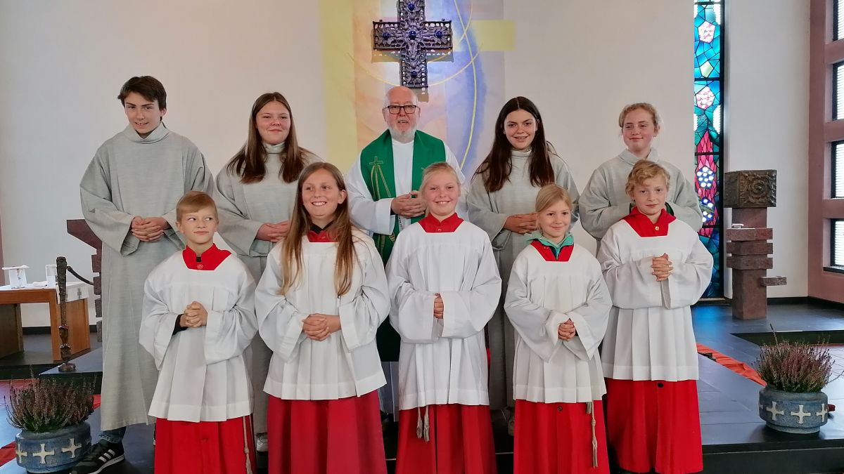 Fünf neue Messdiener haben jetzt ihren Dienst in der Bartholomäus-Gemeinde in Würdinghausen angetreten. von privat