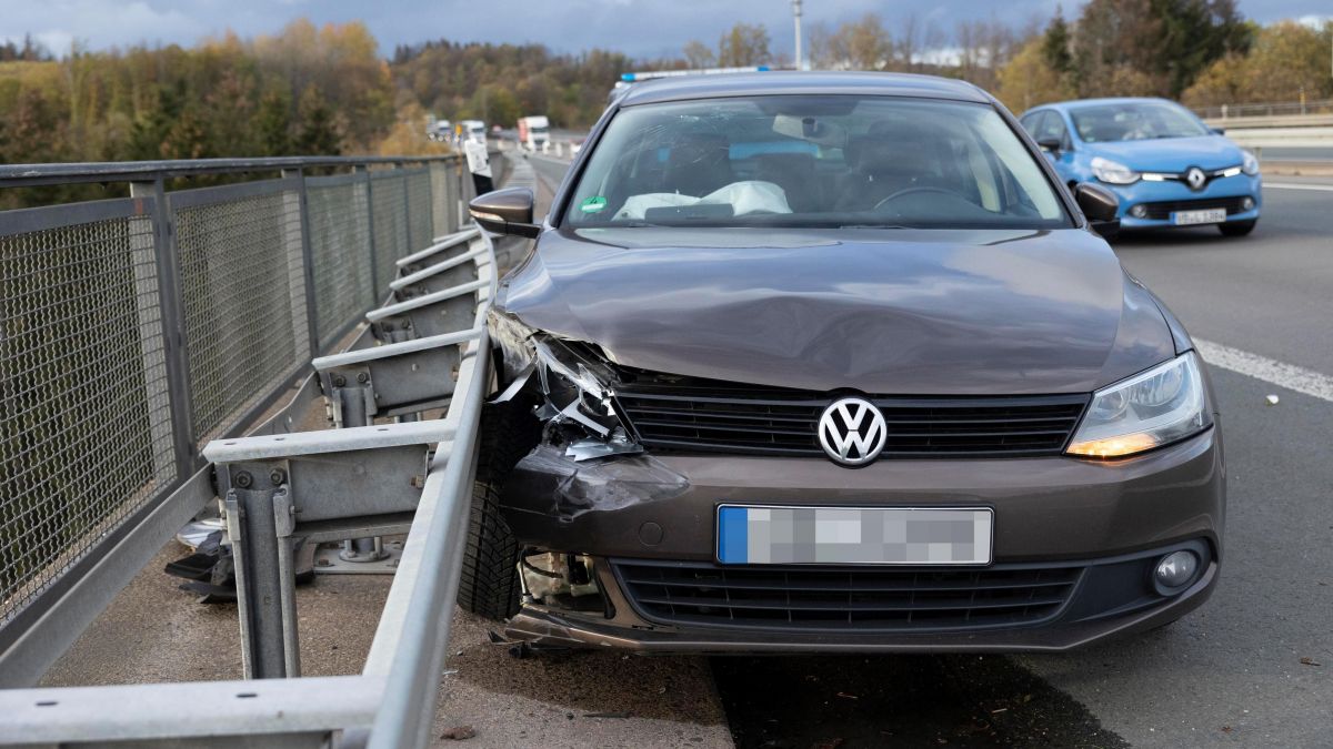 Der beschädigte VW, der von einem Lkw vor sich hergeschoben wurde. von Kai Osthoff