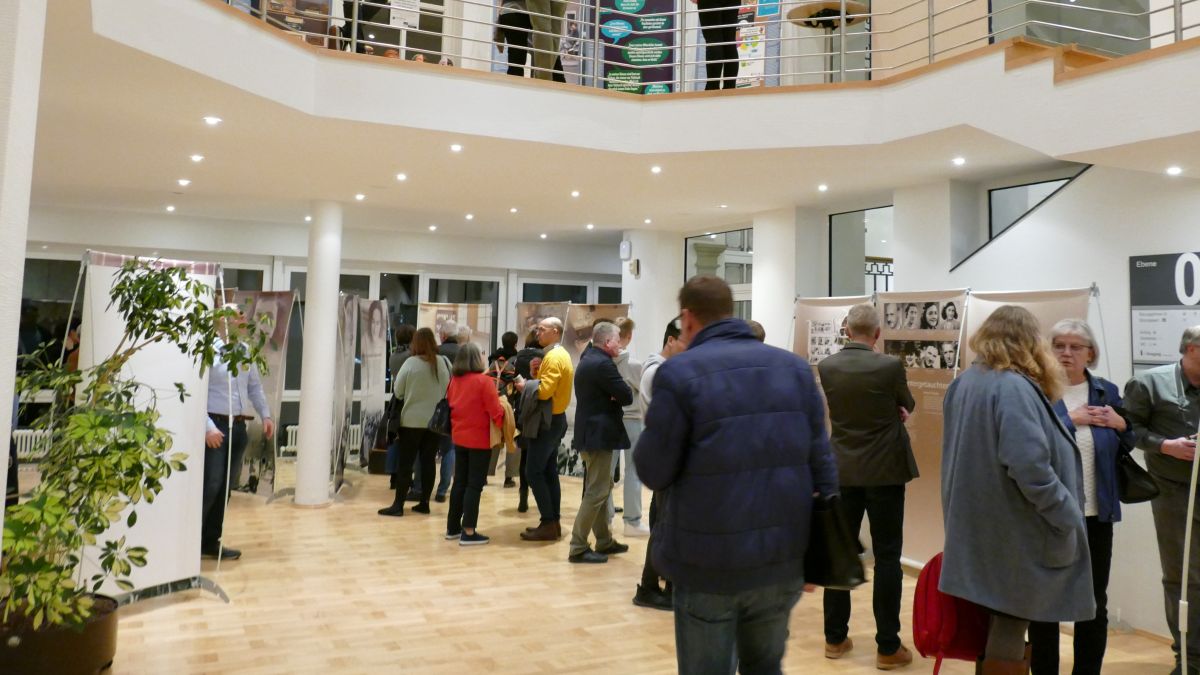 Noch bis zum 1. Dezember ist die Anne-Frank-Ausstellung im Foyer des Olper Kreishauses zu besuchen. Bereits bei der Eröffnung stießen die Exponate auf großes Interesse. von Kreis Olpe