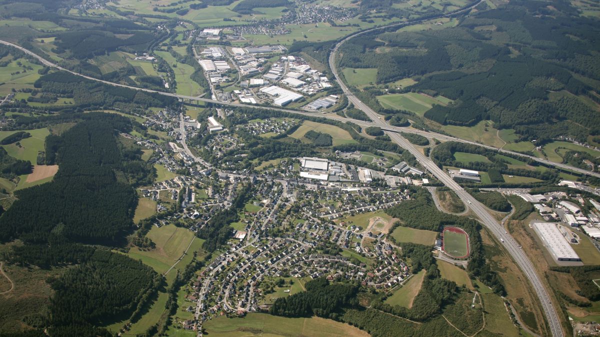Das Autobahnkreuz Olpe-Süd bei Gerlingen. Am rechten oberen Bildrand sieht man das Gebiet Ruttenberg. von Gemeinde Wenden