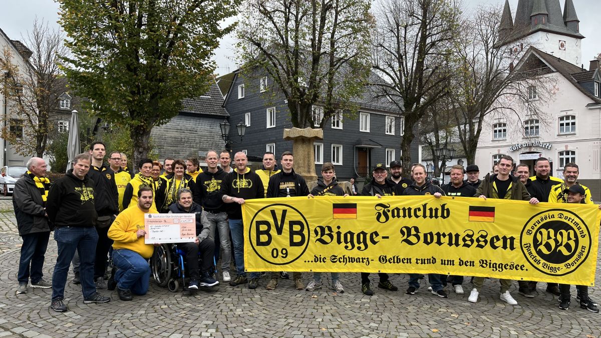 Mitglieder der Bigge-Borussen bei der Spendenübergabe in Drolshagen vor der Abfahrt nach Dortmund. von privat