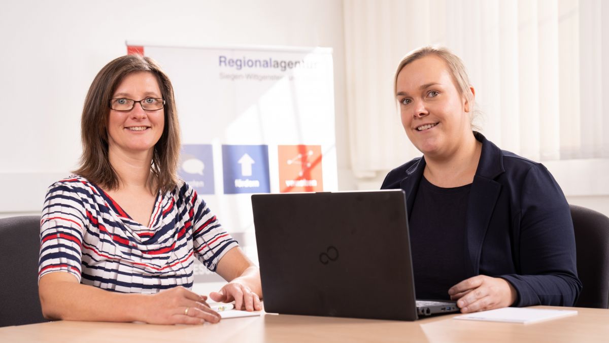 Die Projektmitarbeiterinnen der Regionalagentur, Melanie Schreier (l.) und Dorothea Kuhl, freuen sich auf zahlreiche Anmeldungen zur virtuellen Informationsstunde. von SICHTBAHR – Daniel Bahr