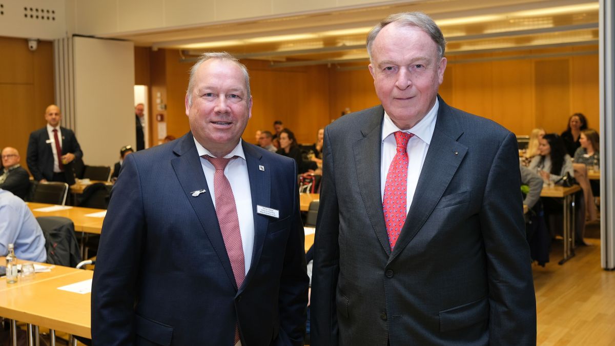Außenwirtschaftsausschussvorsitzender Rainer Dango (l.) und IHK-Präsident Walter Viegener. von IHK Siegen