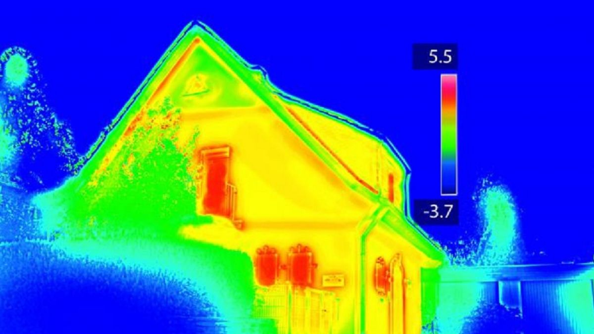 Die Wärmebildkamera zeigt energetische Schwachstellen an Gebäuden auf. von Verbraucherzentrale NRW