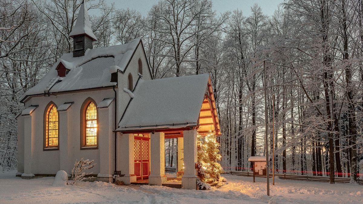 Die Kapelle auf der Dörnschlade im Winter. von Reinhard Auer