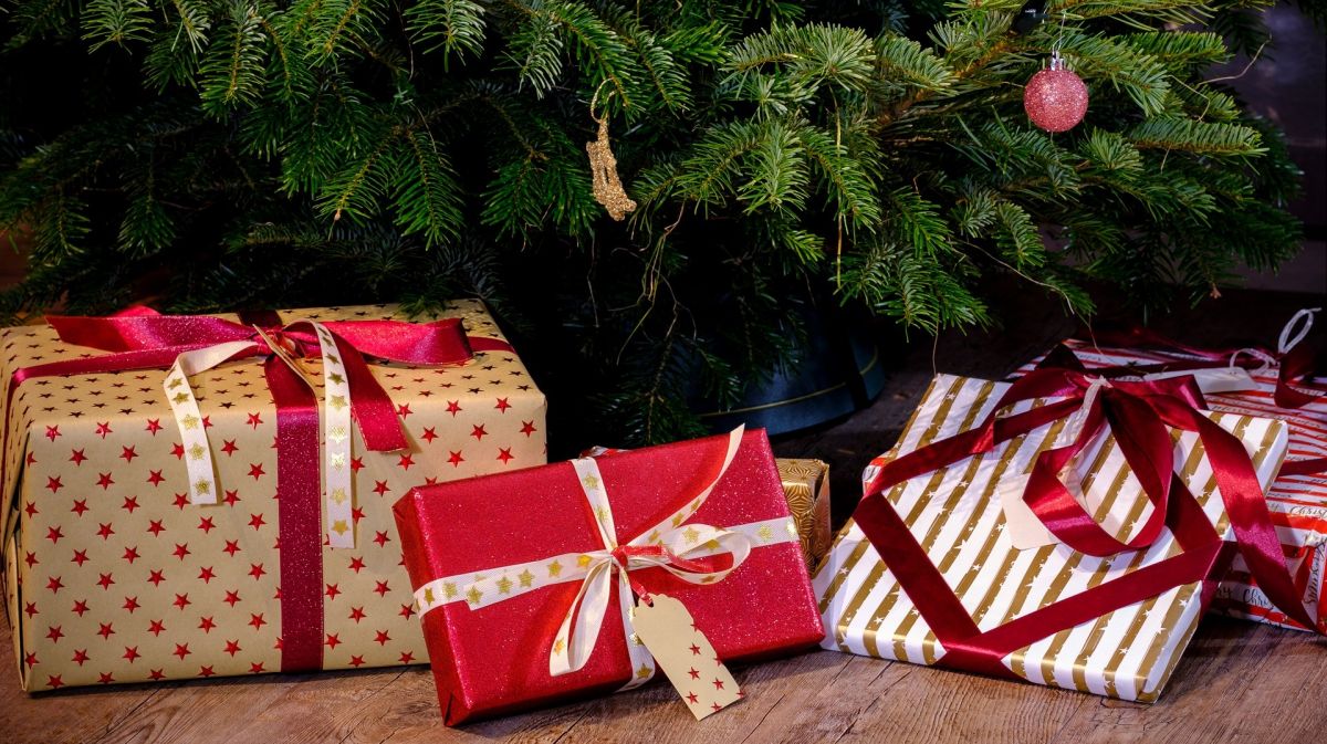 Schön verpackte Geschenke, die unterm Weihnachtsbaum liegen, lassen Kinderaugen strahlen. von privat