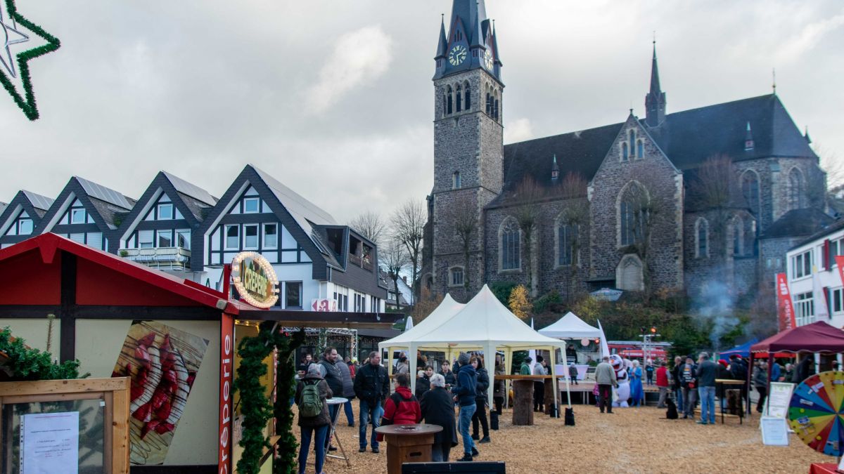 Endlich wieder: Von Donnerstag bis Sonntag, 24. bis 27. November, öffnet das gemütliche Weihnachtsdorf auf dem Altenhundemer Marktplatz seine Pforten. von Nils Dinkel