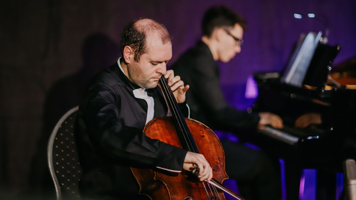 Begeisterten ihr Publikum: Alexander Dimitrov am Cello (vorne) und Yevhenii Motorenko am Flügel. von Stadt Lennestadt