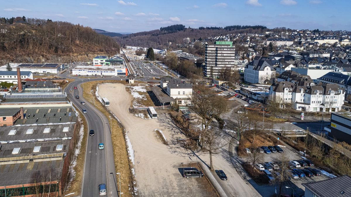 Luftbild des Planbereichs rund um den alten Bahnhof: Hier soll das neue Bürgerhaus entstehen. von Kreisstadt Olpe