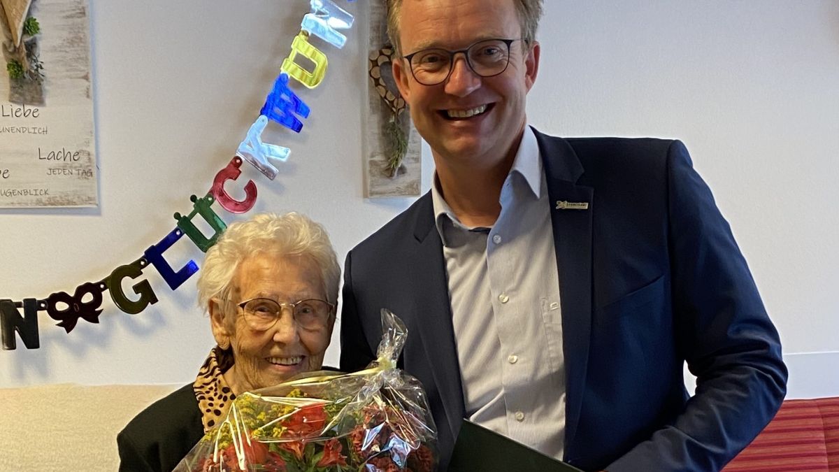 Dora Stickdorn-Raczaitis bekam zu ihrem Geburtstag Besuch von Bürgermeister Tobias Puspas. von privat