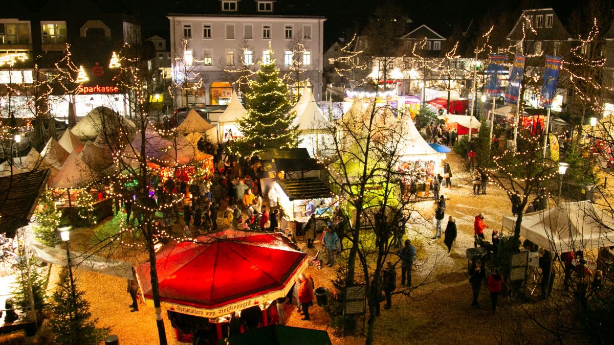 Der historische Weihnachtsmarkt in Olpe ist für seine gemütliche Atmosphäre und das abwechslungsreiche Programm bekannt. von Olpe Aktiv
