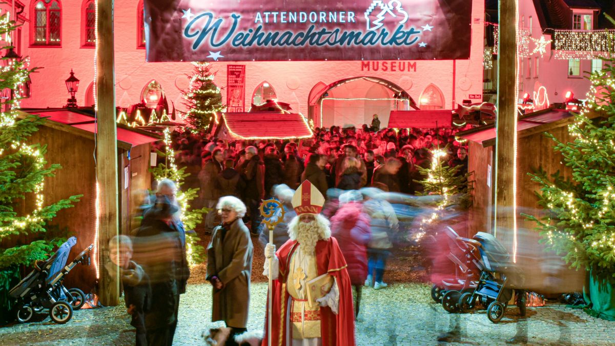 Weihnachtsmarkt Attendorn: Geschmückte Weihnachtsbäume, Duft nach Glühwein