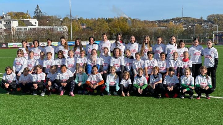 Die Teilnehmer des Tags des Mädchenfußballs des FC Finnentrop.
