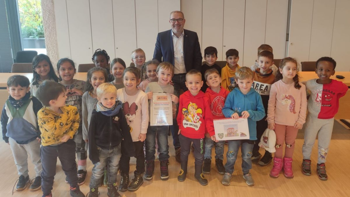 Die Vorschulkinder des Familienzentrums Arche Noah in Finnentrop haben am bundesweiten Vorlesetag - Freitag, 18. November - Bürgermeister Achim Henkel einen Besuch abgestattet. von privat