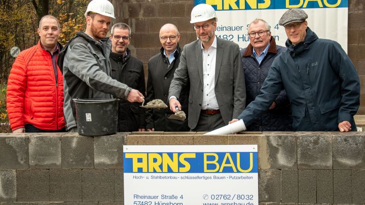 Von links: Andre Grütz, Leiter Gebäudemanagement, Vorarbeiter Florian Wurm, Kämmerer Reiner...