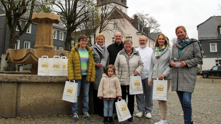 Die Gewinner freuen sich über ihre Einkaufsgutscheine der Aktionsgemeinschaft Drolshagen